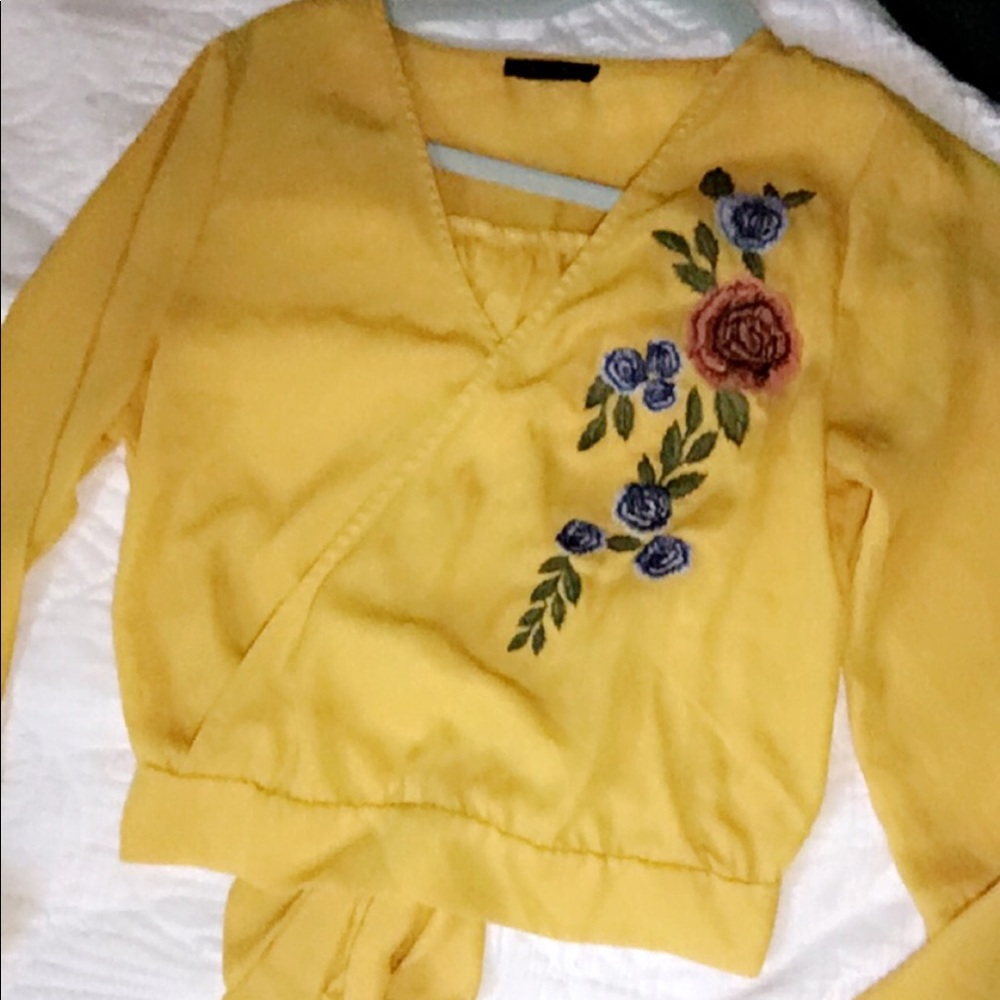 ｡･:*:･ﾟ☆ Cute yellow top